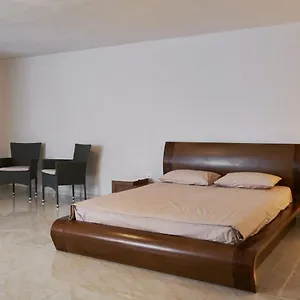 κάντε κράτηση εδώ