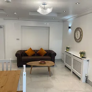 newly-refurbished-affordable-four-bedroom-semi-detached.cambridgehotelsuk.com/