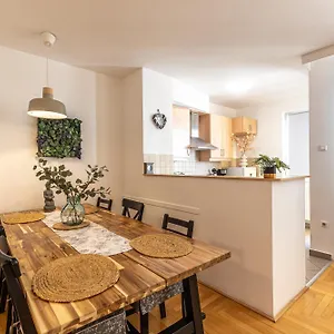 Gozsdu White Raven 305 , Budapeszt Węgry