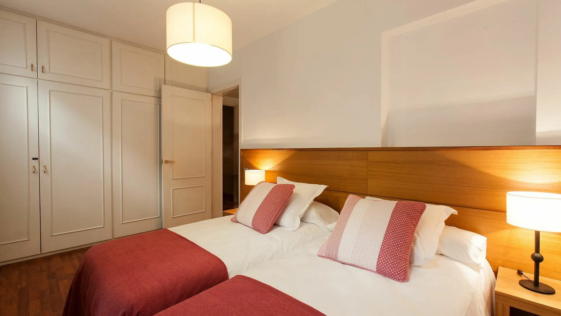 Serennia Apartamentos Ramblas - Placa Catalunya Barcelona Apartment