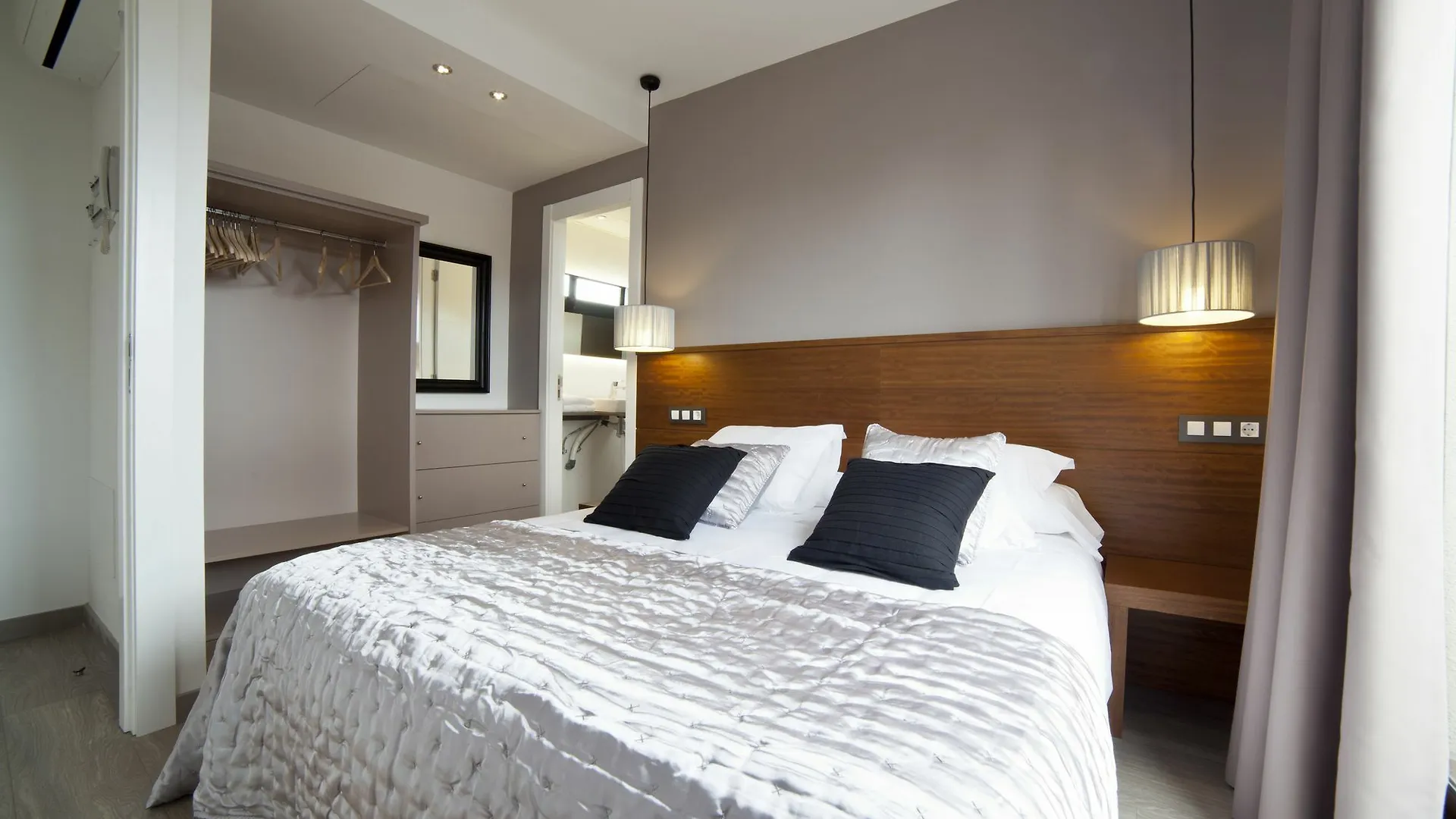 Serennia Apartamentos Ramblas - Placa Catalunya Barcelona Apartment